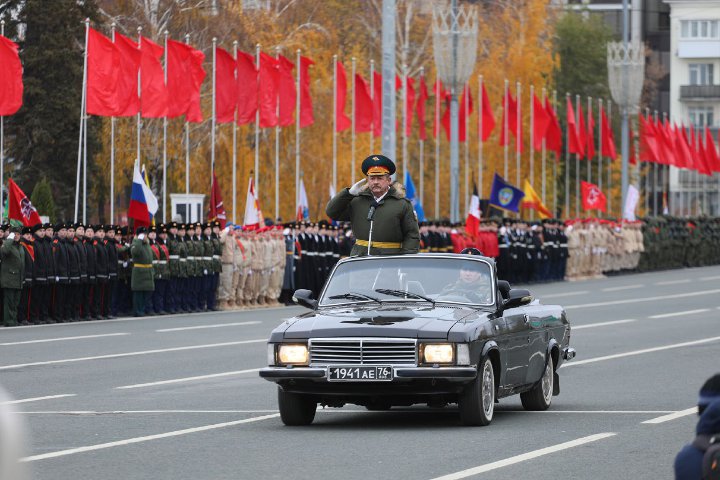 Парад в самаре 7 ноября. Парад Победы. Парад Победы. 2009г.. Парад Победы 2022. Парад памяти в Самаре 2022.