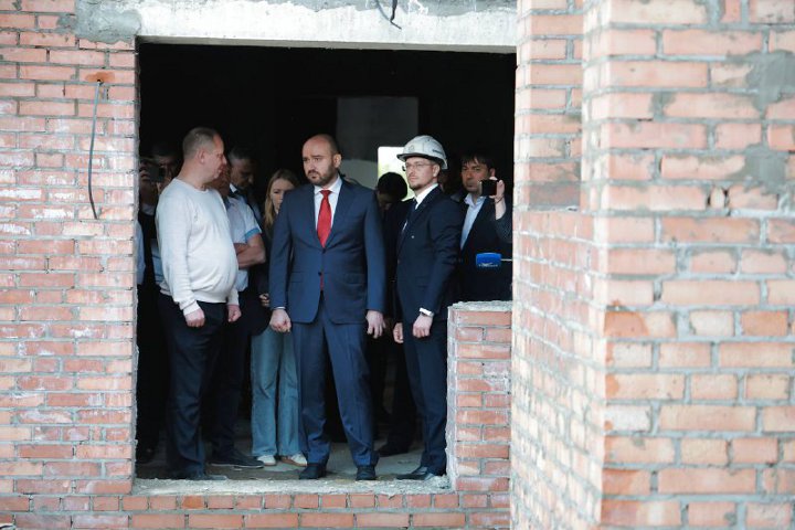 Вячеслав Федорищев в строящейся школе в Сызрани