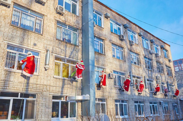 деды морозы у больницы