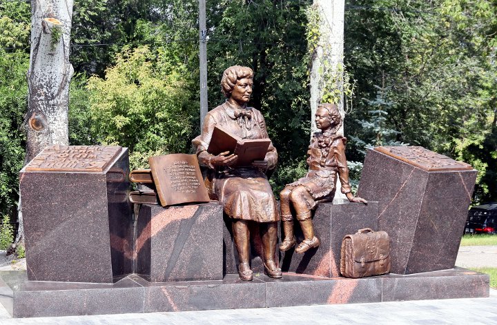 скульптура, посвященная учителям, в самаре